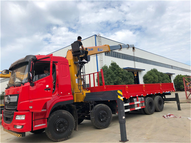 恭喜安徽阜陽(yáng)四位帥小伙喜提東風(fēng)新款D7L徐工14噸隨車吊 恭喜安徽阜陽(yáng)四位帥小伙喜提東風(fēng)新款D7L徐工14噸隨車吊